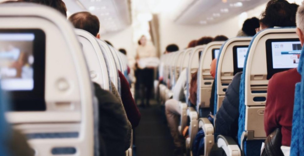 De ce companiile aeriene vând mai multe bilete decât locurile disponibile în avion. Ce drepturi au pasagerii dacă ajung în situația asta